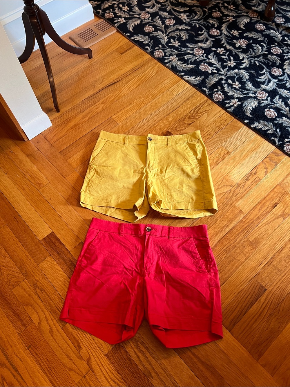Old Navy Preppy Women’s Everyday Shorts Mid Rise set in Yellow Coral Red Size 12